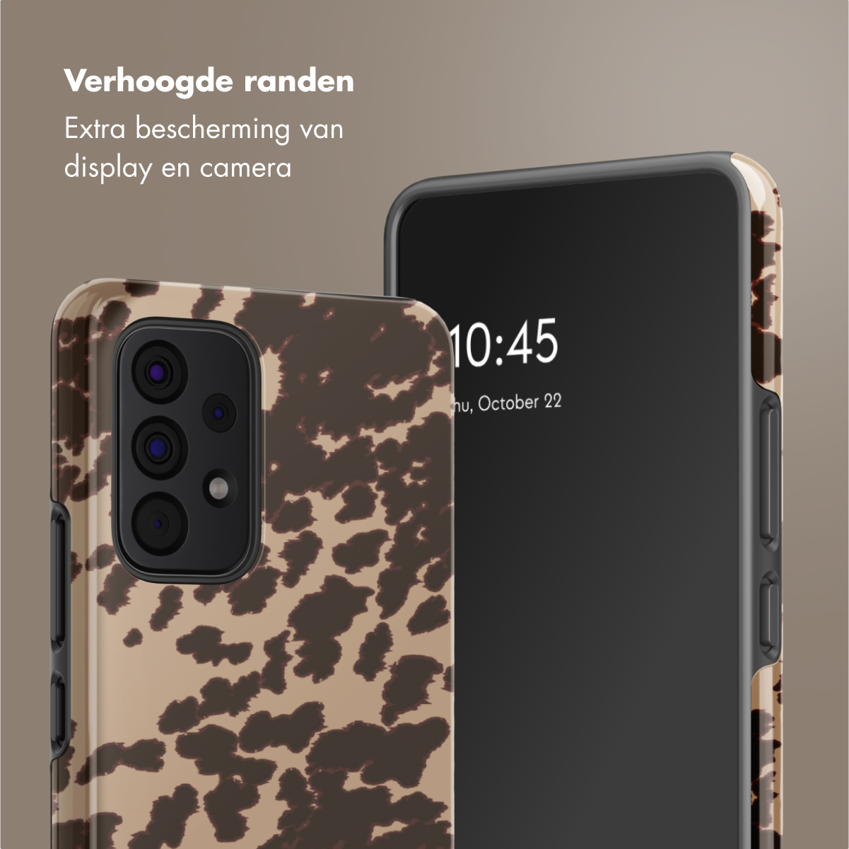 Deux téléphones avec étuis. Un avec imprimé vache, l'autre avec écran noir.