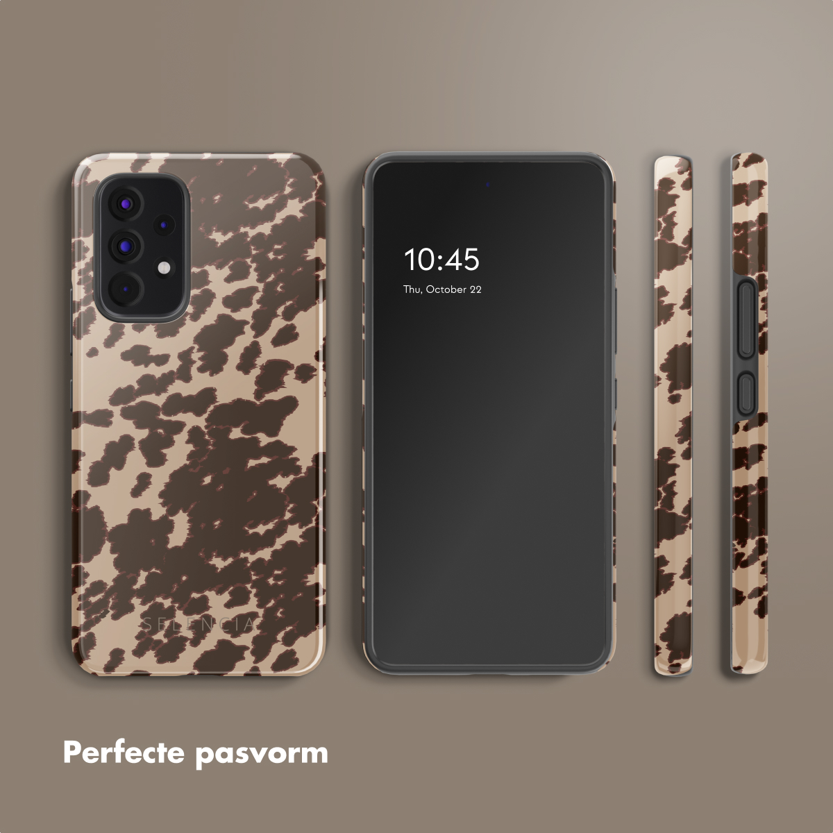 Trois coques de téléphone. Une à gauche et deux à droite. Le téléphone de droite affiche 10:45 à l'écran.