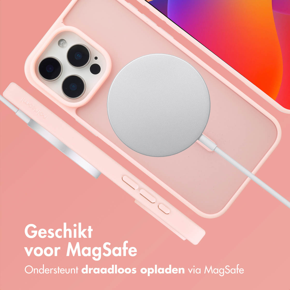 Telefoon met roze hoesje en MagSafe-oplader. Witte oplader, roze hoesje. Achtergrond roze.