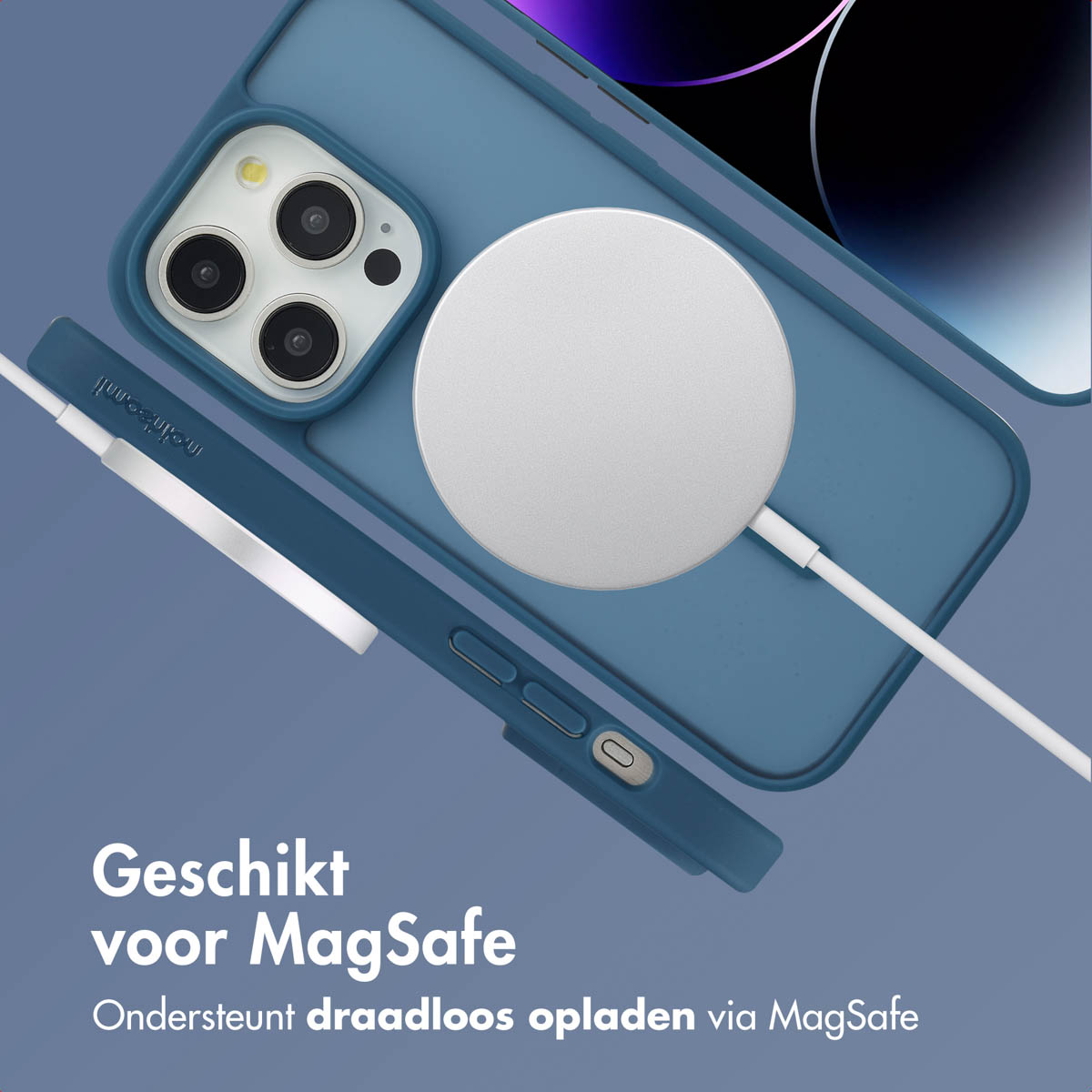 Blauwe telefoonhoes met witte oplader. Tekst: MagSafe compatibel, draadloos opladen.