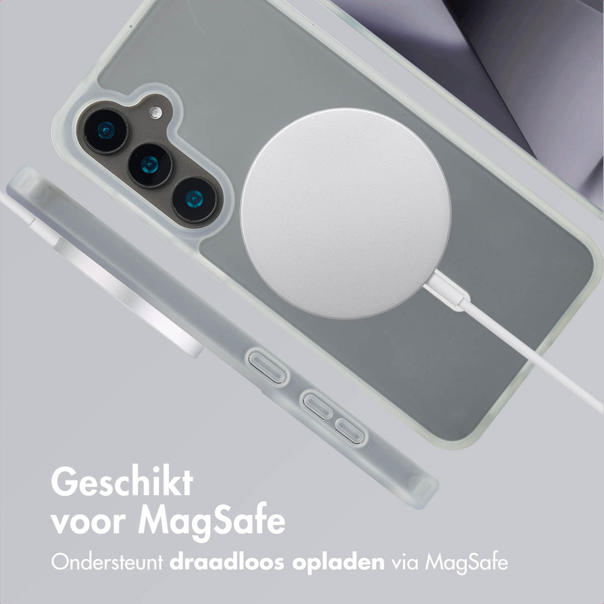 Telefoon met hoesje en MagSafe-lader. Grijze hoes, zilveren lader en witte kabel. Tekst: Geschikt voor MagSafe.