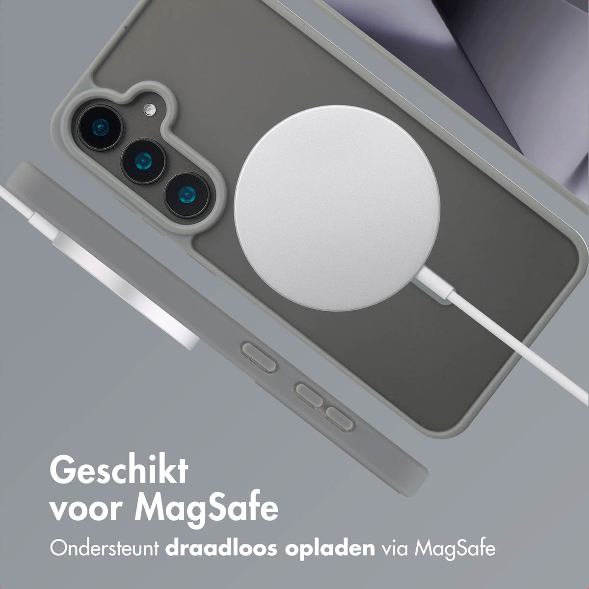 Telefoon met hoesje en MagSafe-lader. Grijze hoes, zilveren lader, witte kabel. Tekst: Geschikt voor MagSafe.