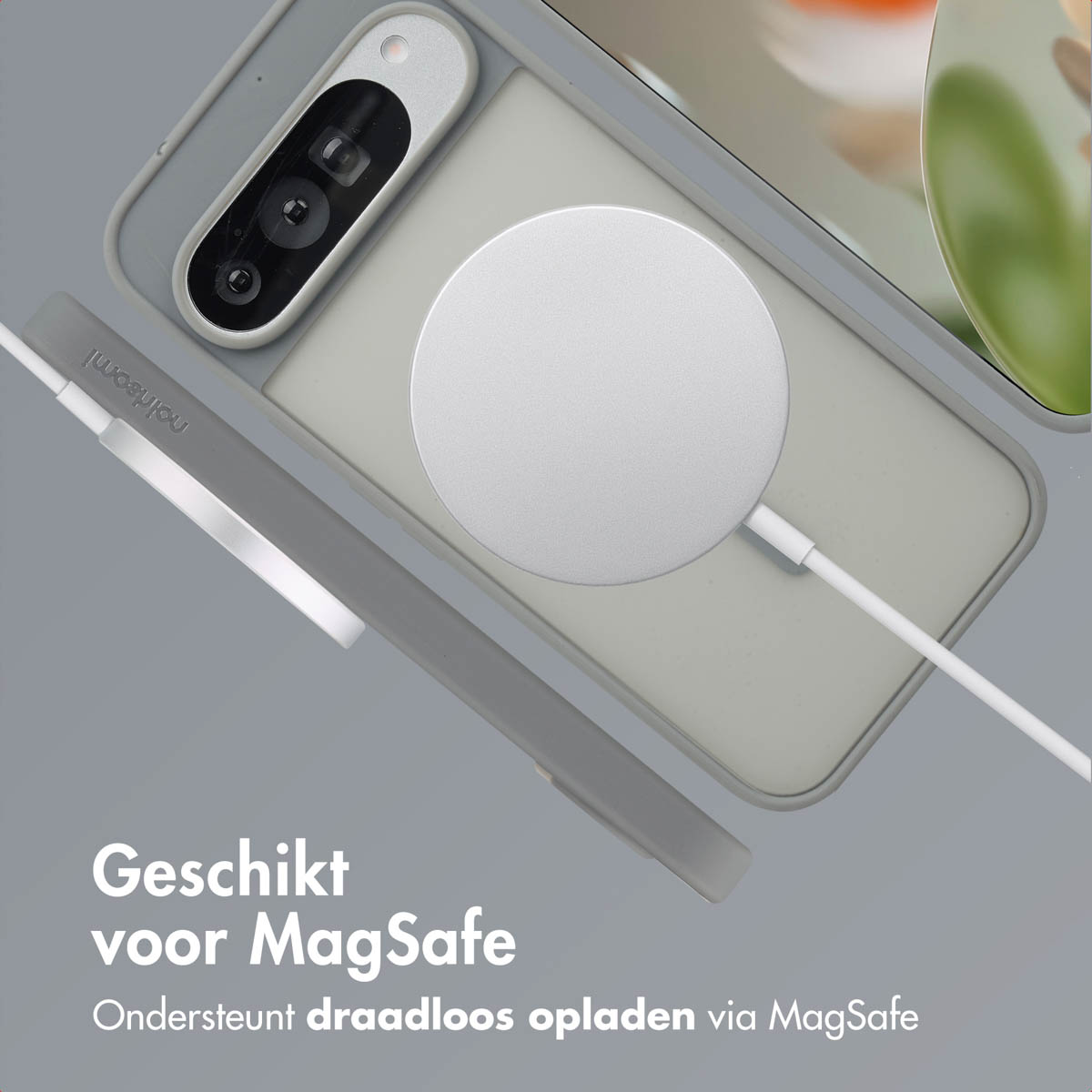 Téléphone dans un étui, chargeur MagSafe. Étui gris, chargeur argenté, câble blanc. Texte : Compatible MagSafe.