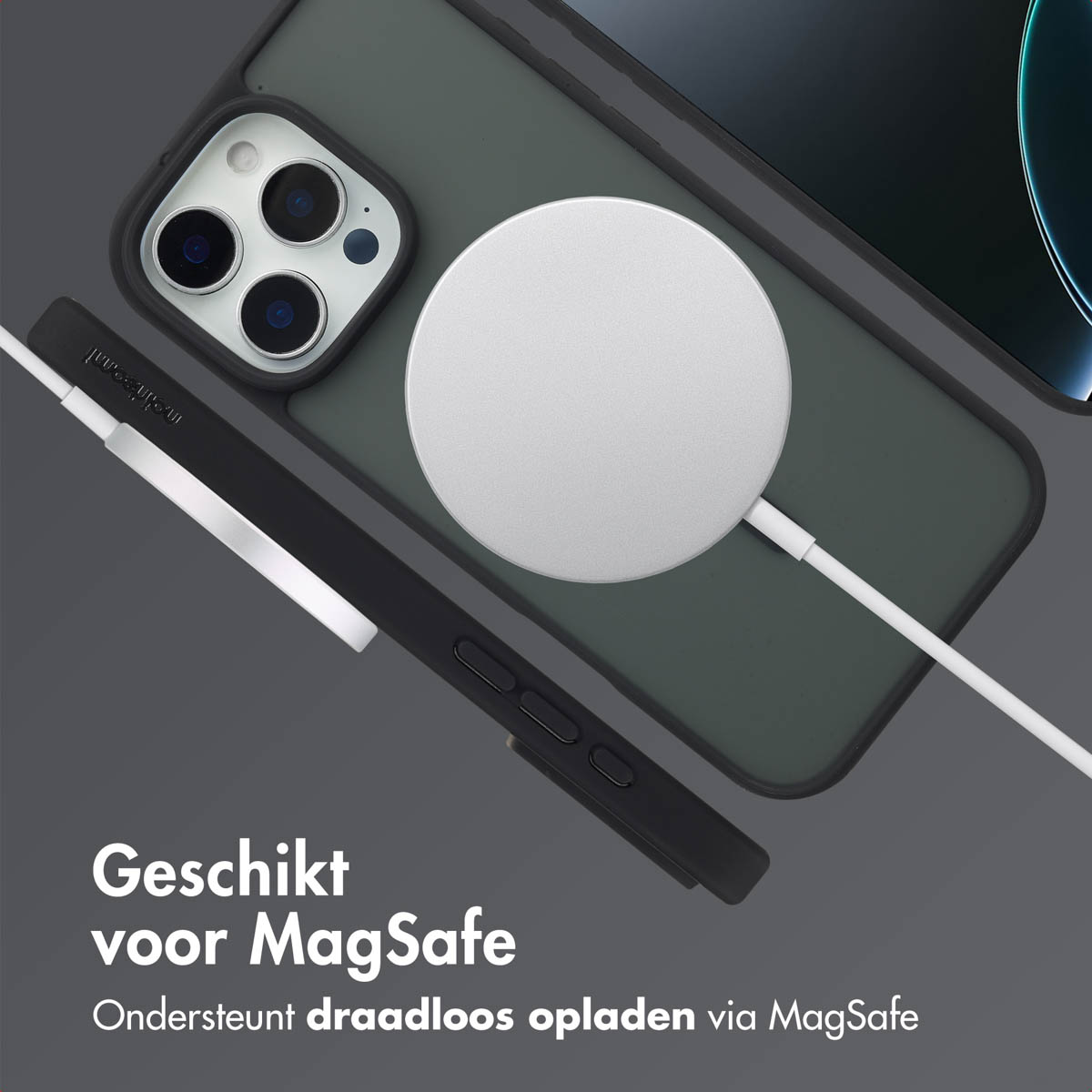 Zwarte telefoon met hoesje, MagSafe-lader. Zilveren lader, witte kabel. Tekst: Geschikt voor MagSafe.