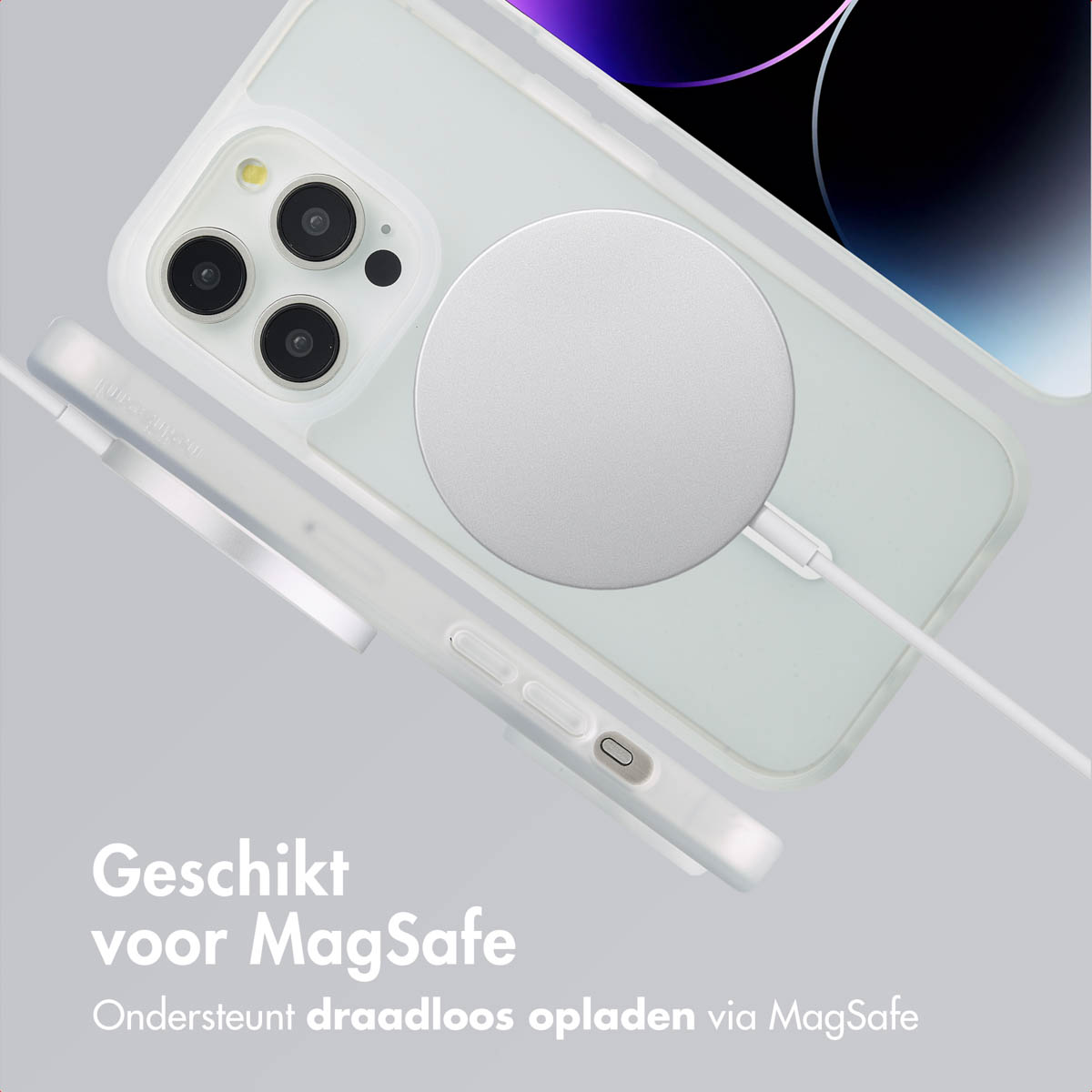Telefoon met hoesje, MagSafe-lader. Wit hoesje, zilveren lader, witte kabel. Tekst: Geschikt voor MagSafe.