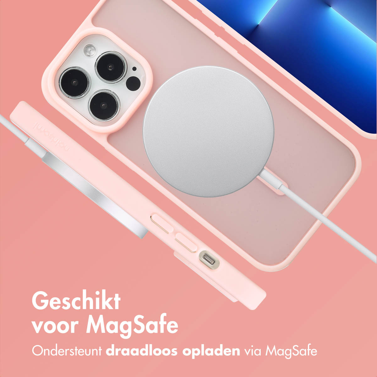 Téléphone rose avec étui, chargeur MagSafe. Chargeur argenté, câble blanc. Texte : Compatible MagSafe.