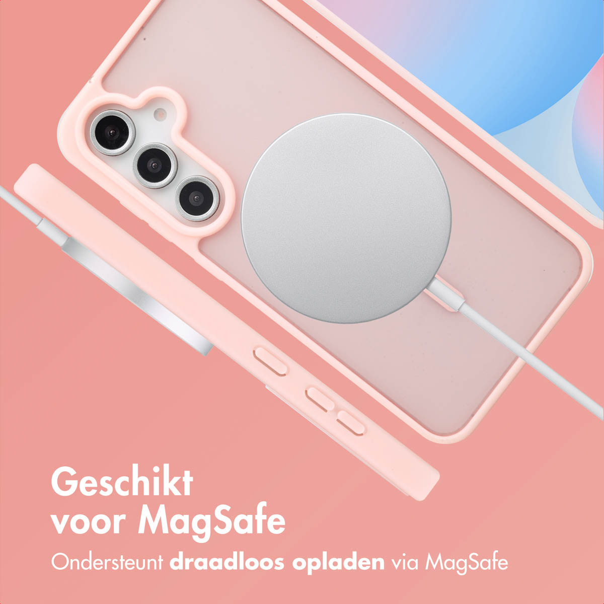 Téléphone rose avec étui, chargeur MagSafe. Chargeur argenté, câble blanc. Texte : Compatible MagSafe.