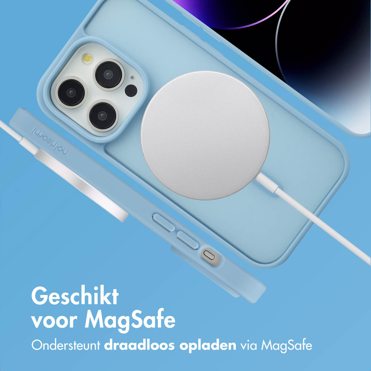 Blauwe telefoon met hoesje, MagSafe-lader. Zilveren lader, witte kabel. Tekst: Geschikt voor MagSafe.