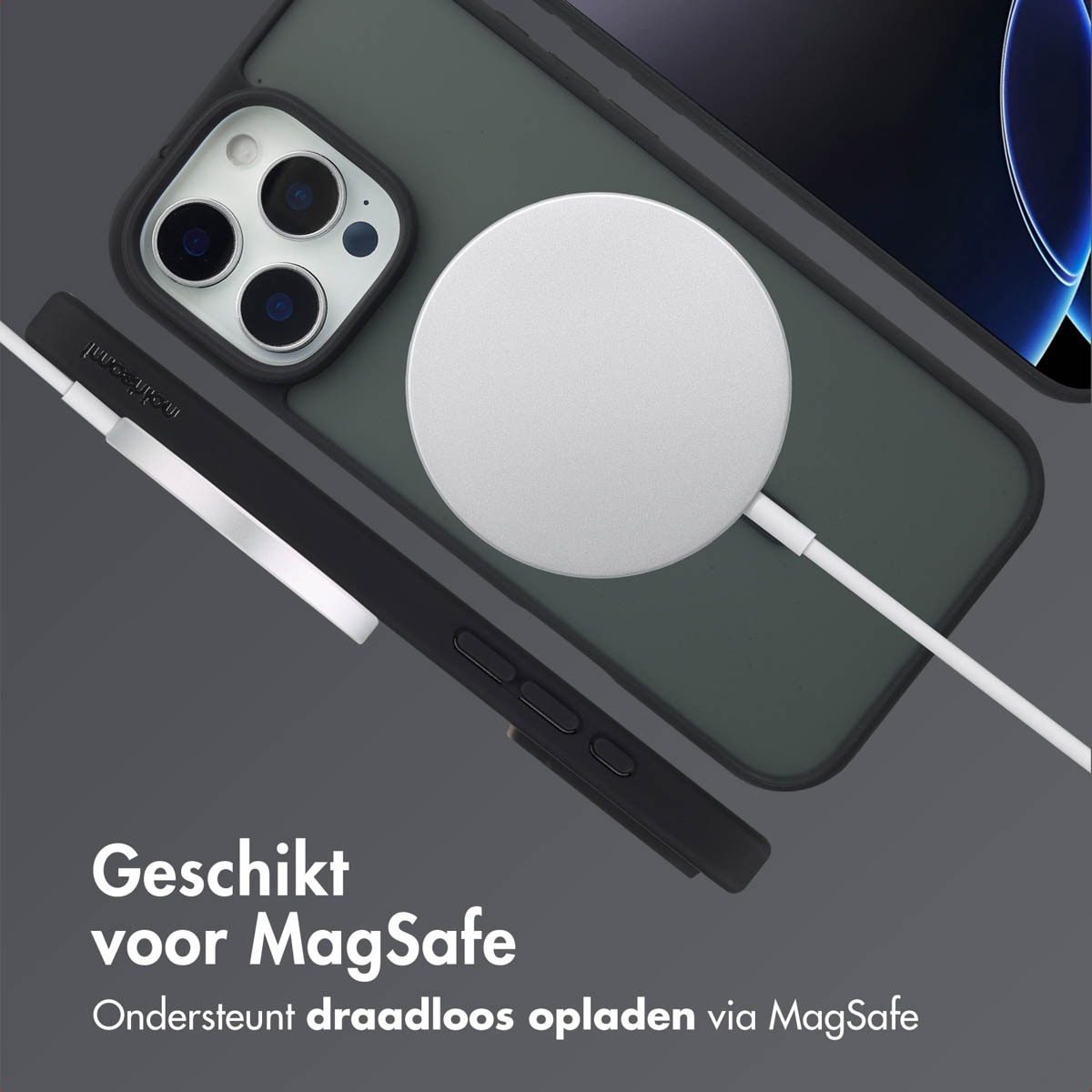 Téléphone avec chargeur et étui MagSafe. Étui noir, fond gris. Texte : Adapté pour MagSafe.