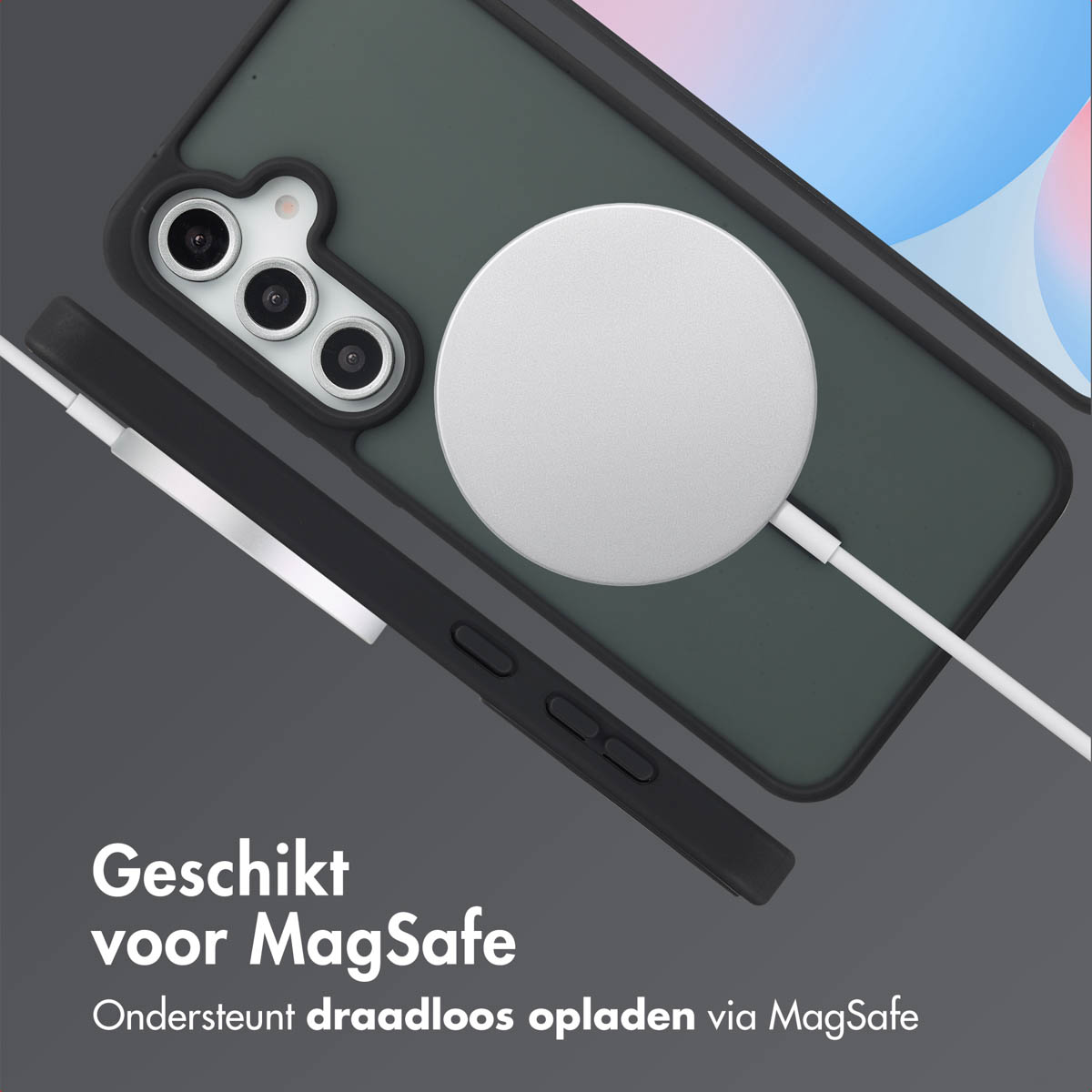 Telefoon met MagSafe-oplader en hoesje. Zwarte hoes, grijze achtergrond. Tekst: Geschikt voor MagSafe.