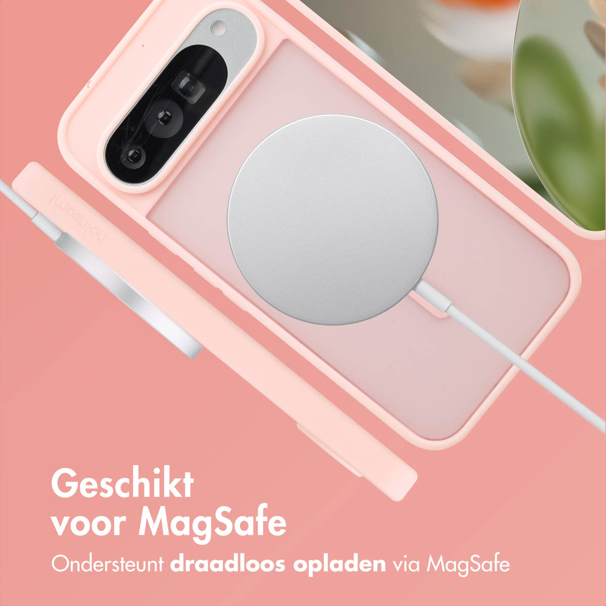 Roze telefoonhoes, MagSafe-oplader en telefoon. Tekst: Geschikt voor MagSafe. Roze achtergrond.