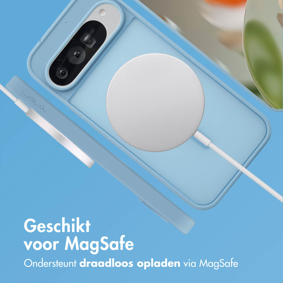 Blauwe telefoonhoes, MagSafe-oplader en telefoon. Tekst: Geschikt voor MagSafe. Blauwe achtergrond.