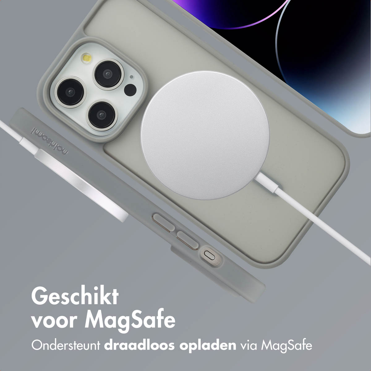Téléphone dans une coque grise, chargeur MagSafe. Fond gris. Texte : Adapté pour MagSafe.