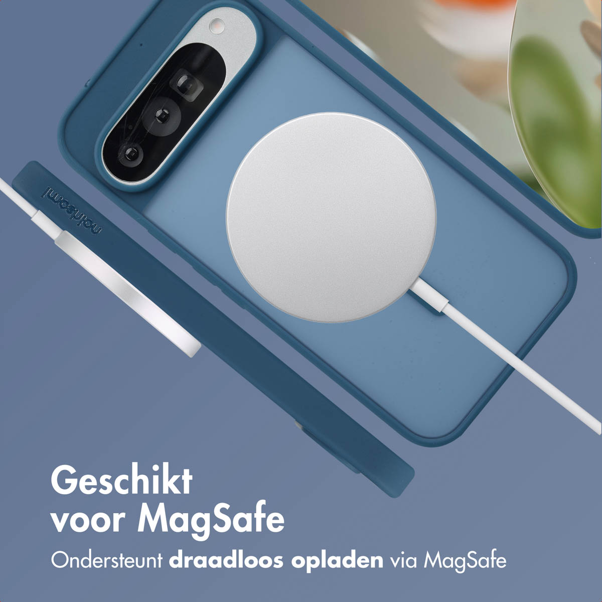 Blauwe telefoonhoes, MagSafe-oplader en telefoon. Tekst: Geschikt voor MagSafe. Blauwe achtergrond.