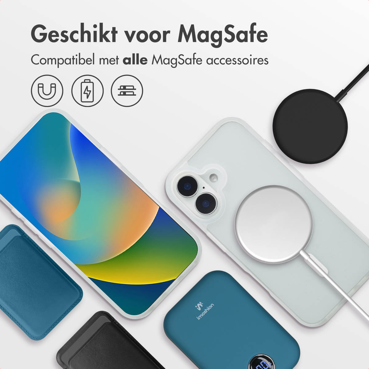 Witte telefoonhoes met MagSafe-ring, accessoires en een MagSafe-oplader op tafel.