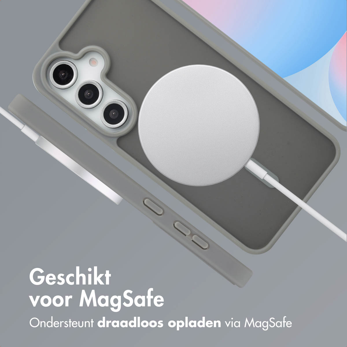 Coque grise, chargeur MagSafe et téléphone. Texte : Adapté pour MagSafe. Fond gris.