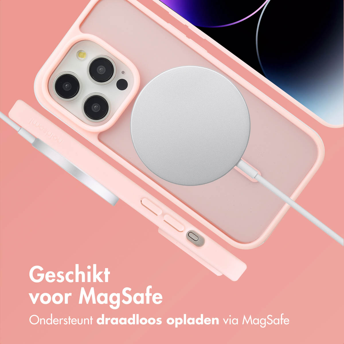Roze telefoonhoesje met MagSafe-lader. Telefoon staat schuin. Tekst vermeldt draadloos opladen.