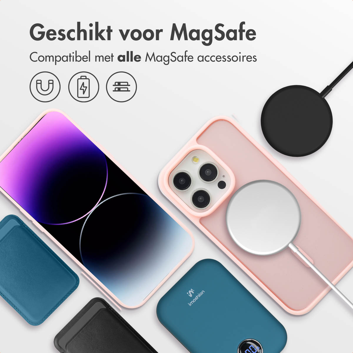 Roze telefoon, zwarte oplader, blauwe accessoires.