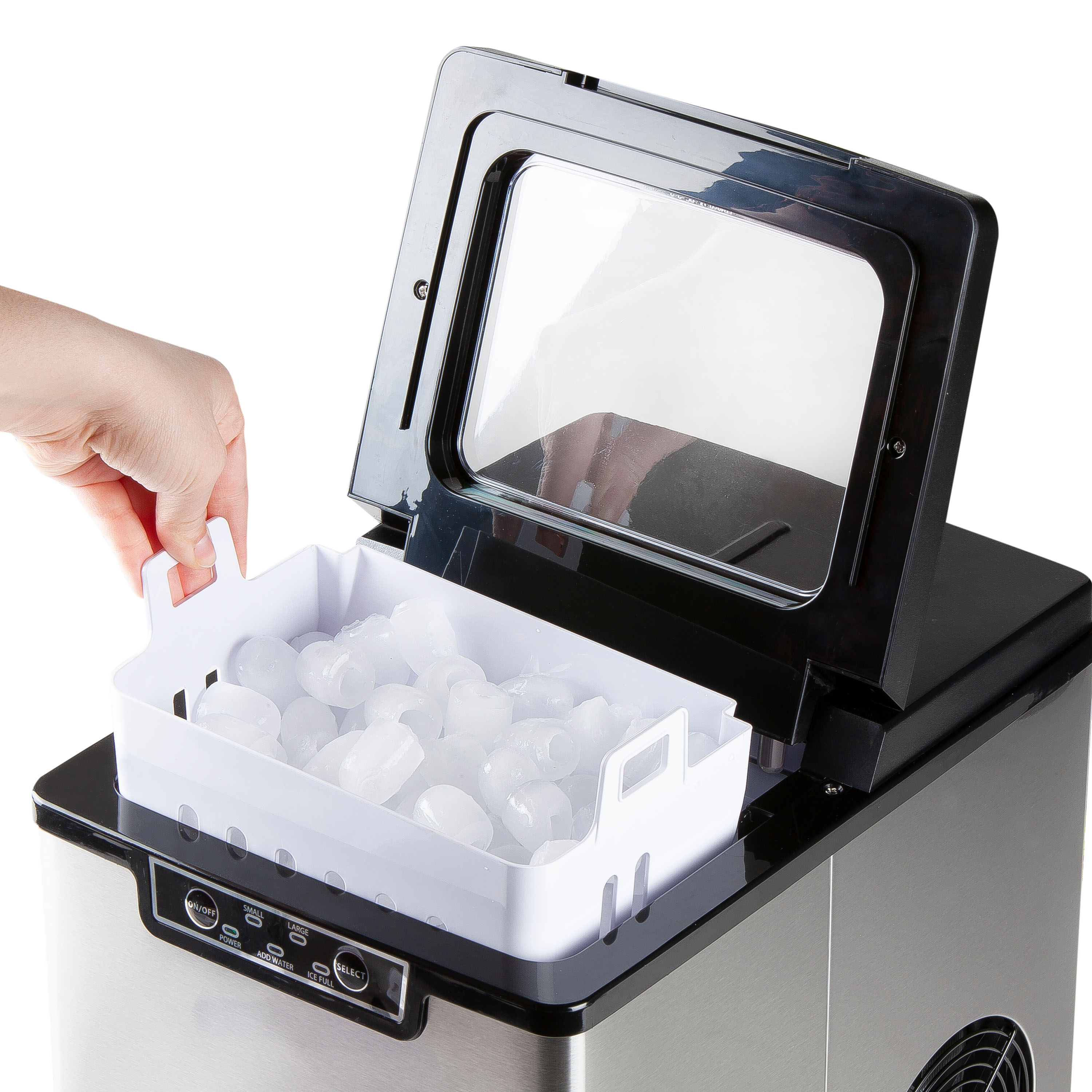 Eine Hand, die in einen Eisbereiter greift, um einen weißen Eisbehälter mit Eiswürfeln zu entnehmen.