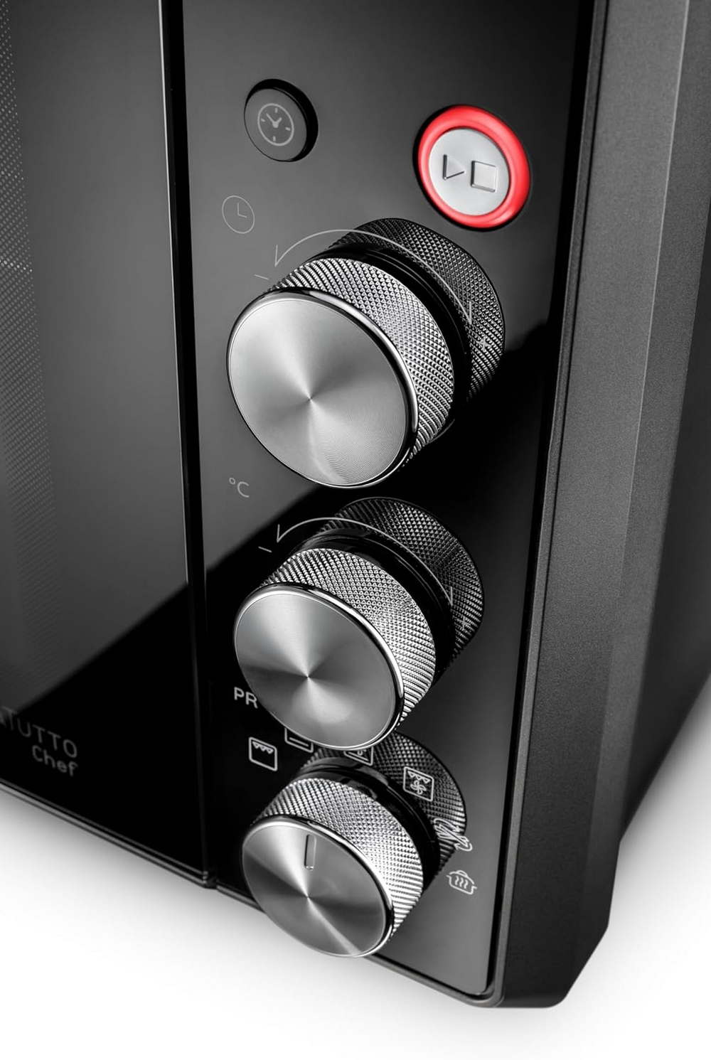 Zbliżenie elementów sterujących piekarnika: pokrętła do temperatury, timera, programów.