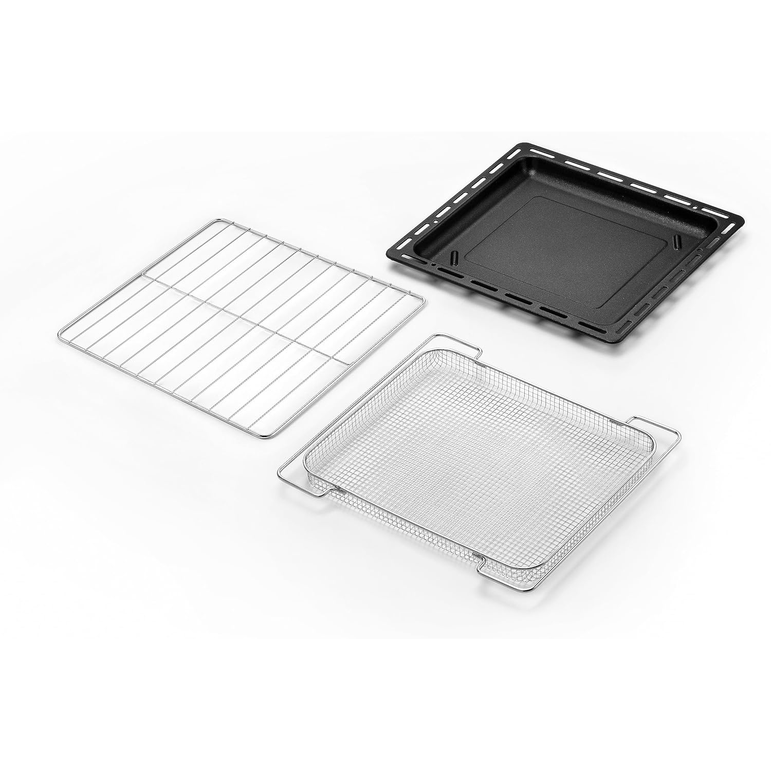 Trzy tace do piekarnika: ruszt, kosz z siatki i czarna kwadratowa taca na białym tle.