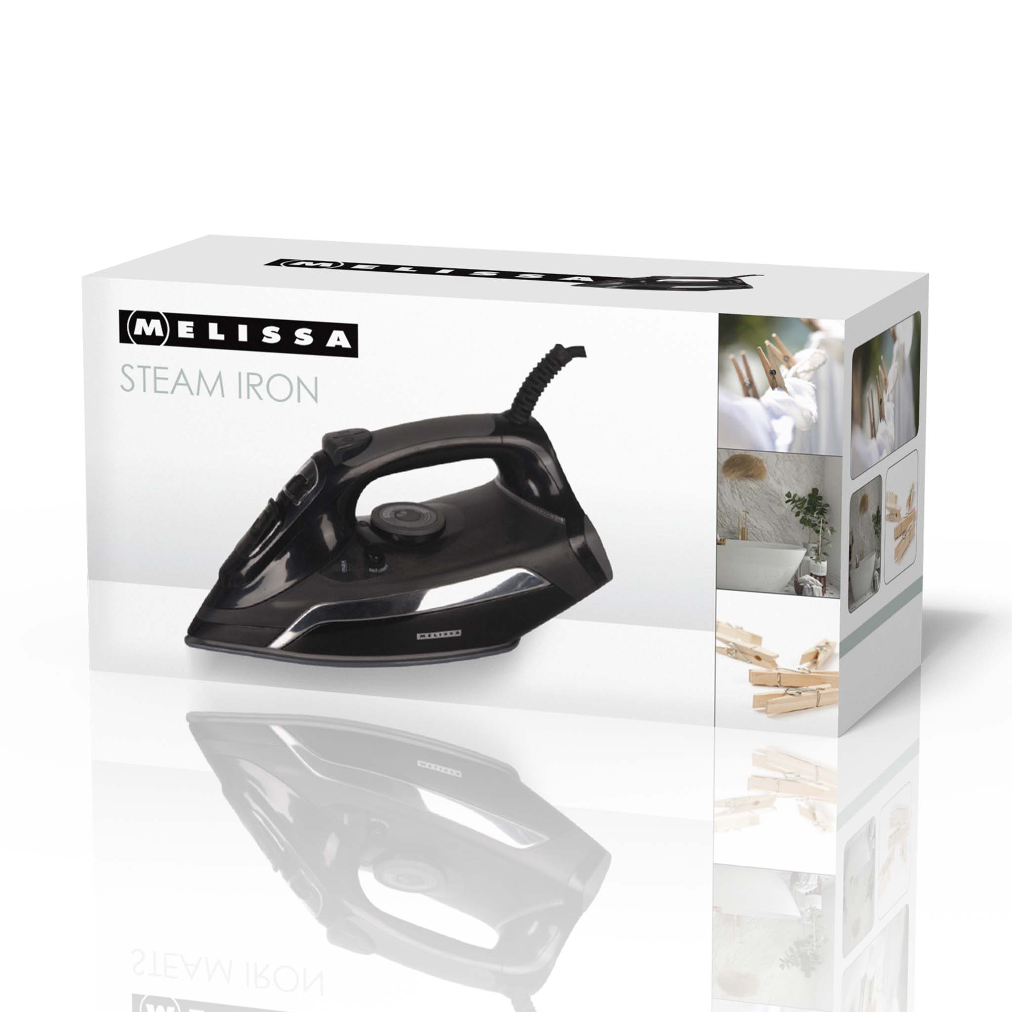 Czarne żelazko w pudełku ze zdjęciami spinaczy do bielizny i innych przedmiotów na białym tle.