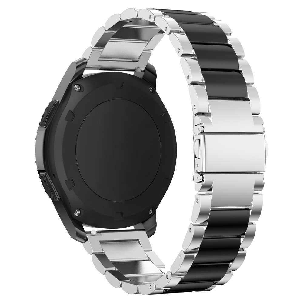 Ein schwarzes und silbernes Uhrenarmband mit einer schwarzen Smartwatch auf weißem Grund.