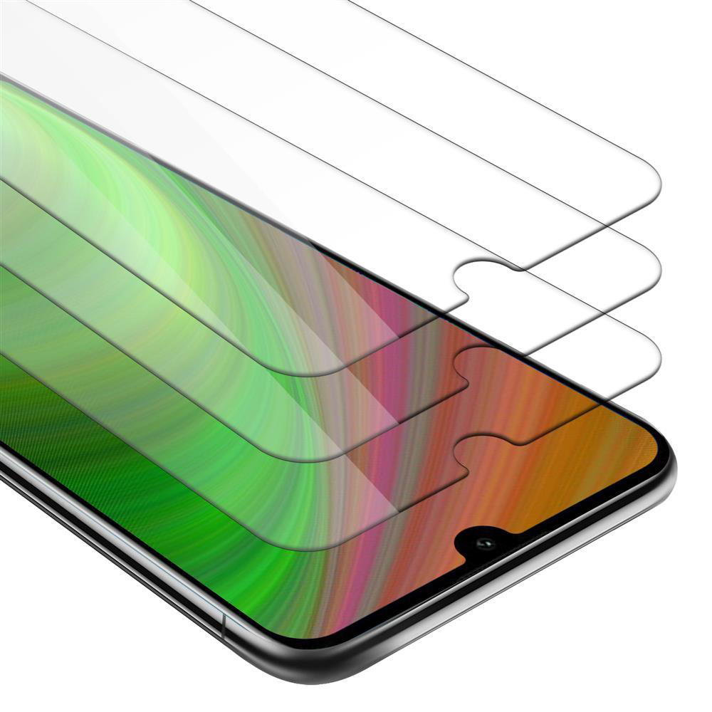 Primo piano di tre protezioni per schermo su uno schermo del telefono. Riflesso della luce sulla superficie.