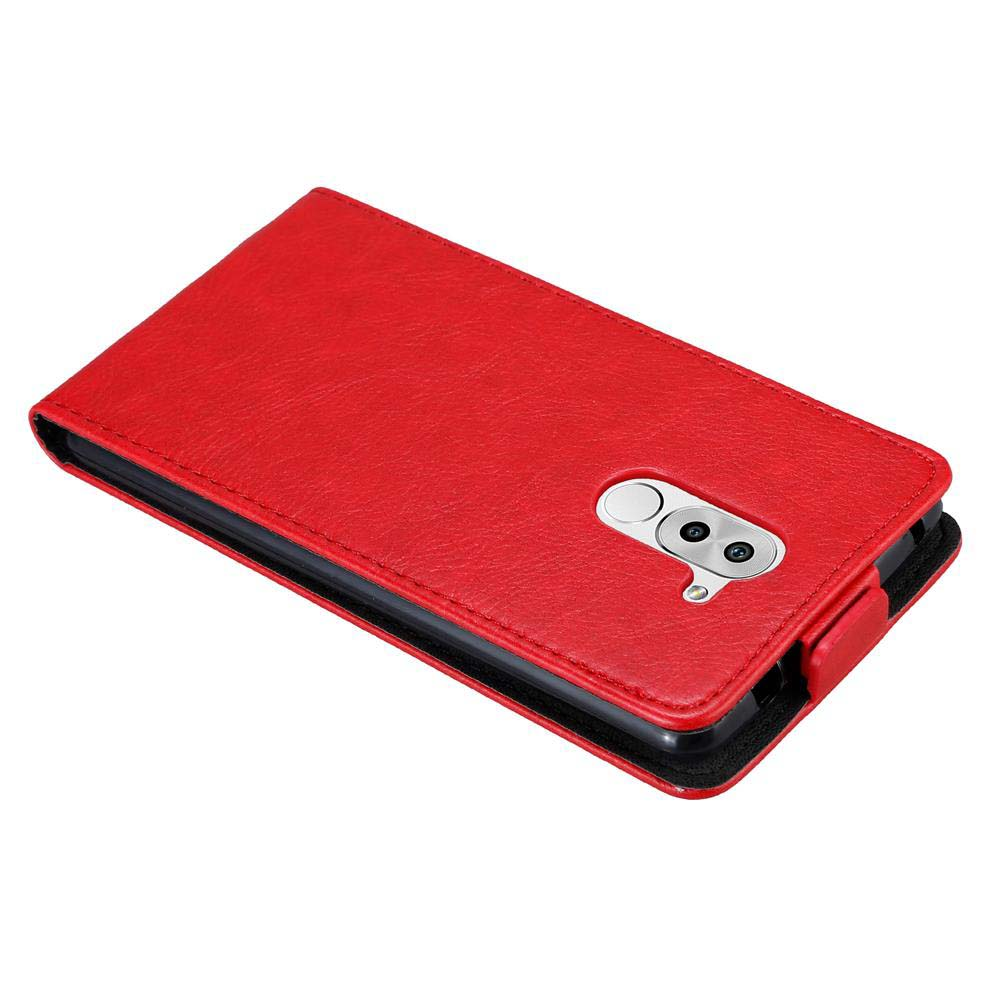 Una custodia per telefono rossa con interno nero. Ha un foro per la fotocamera e un design aperto.