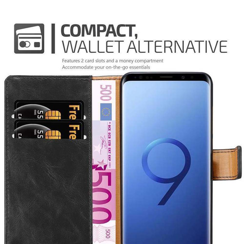 Telefono nero in una custodia a portafoglio con carte di credito e denaro visibili all'interno. Sono incluse etichette di testo.