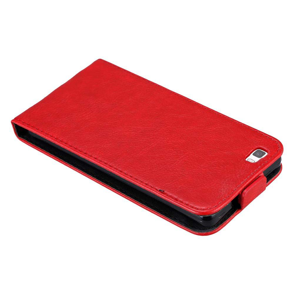Una funda roja para teléfono, cerrada, con costuras y un recorte para la cámara.