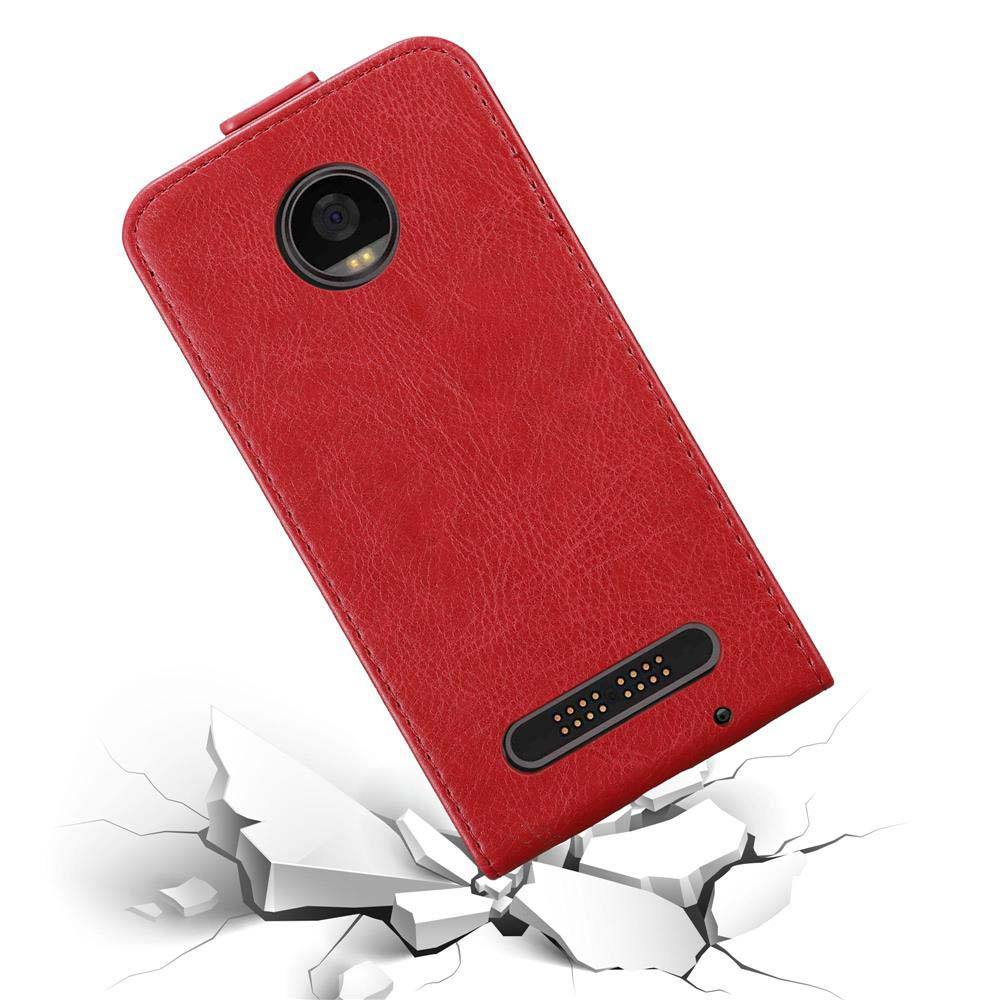 Funda roja para teléfono, en ángulo. El teléfono es visible a través del orificio de la cámara. Superficie blanca rota.