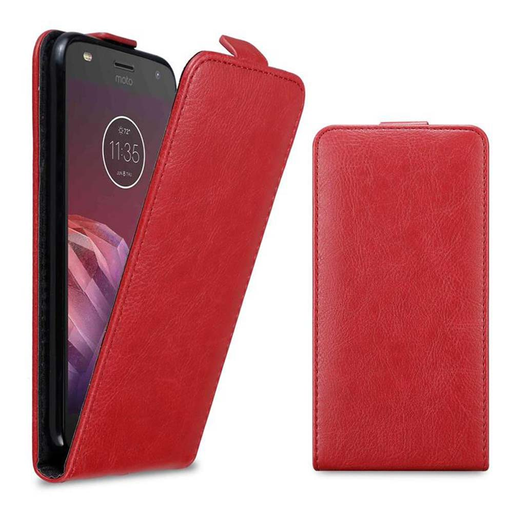 Funda roja con teléfono dentro, cerrada. Textura similar al cuero.