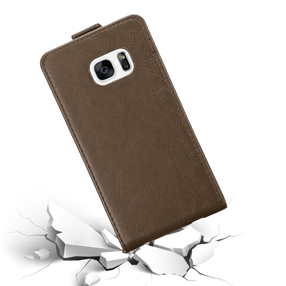 Braune Handyhülle mit einem Telefon darin, das die Rückseite des Telefons zeigt.