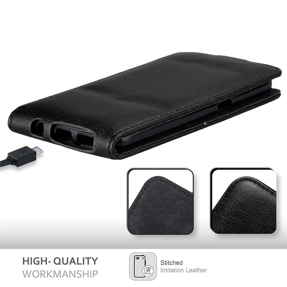 Custodia per telefono in pelle nera con cavo USB-C. Due primi piani mostrano cuciture e similpelle.