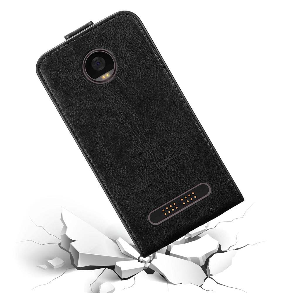 Funda de teléfono negra con recorte para la cámara y textura similar al cuero, sobre una superficie agrietada.