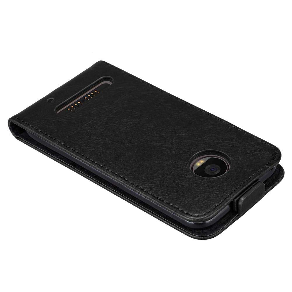 Una funda de teléfono de cuero negro. La funda está cerrada. Hay un agujero para la cámara en la funda.