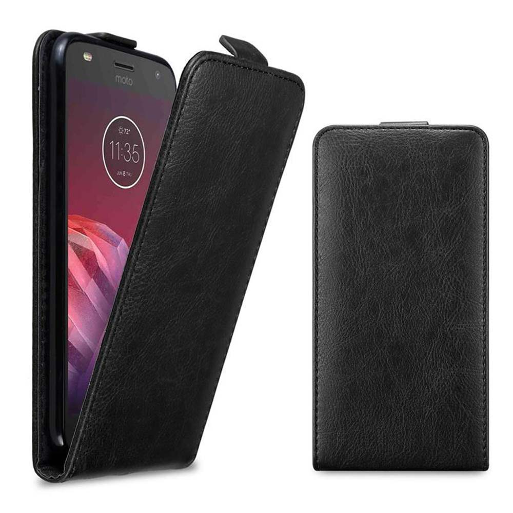 Funda de cuero negro con un teléfono dentro. El teléfono está abierto y mostrando la hora.