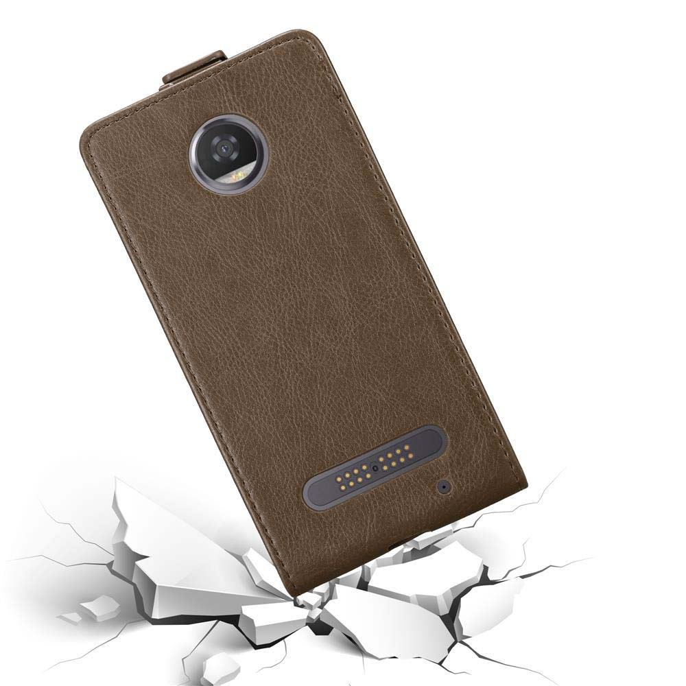 Una funda marrón con teléfono, cayendo y rompiendo el suelo.