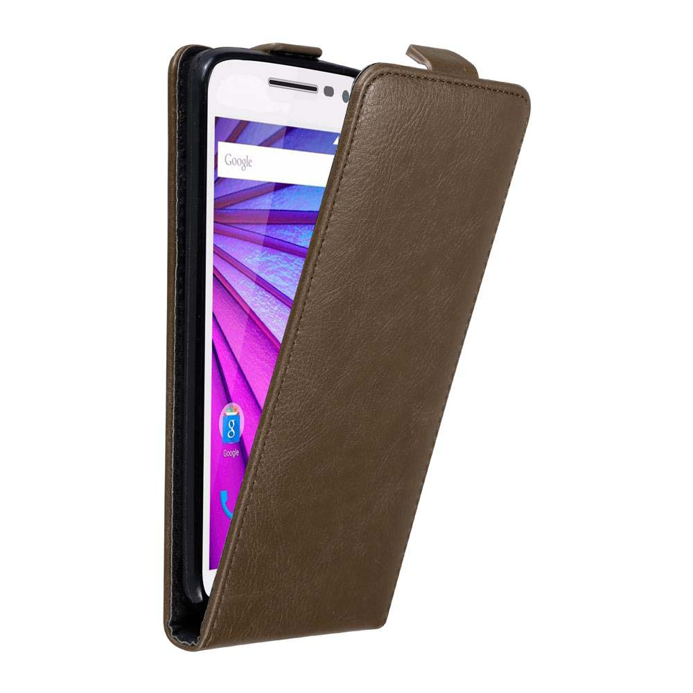 Teléfono en una funda marrón mostrando la página de búsqueda de Google sobre un fondo blanco.