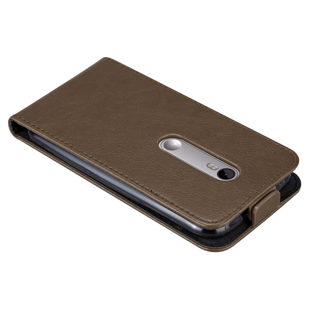 Funda de cuero marrón para teléfono, cerrada, mostrando el frente y parte del teléfono dentro.