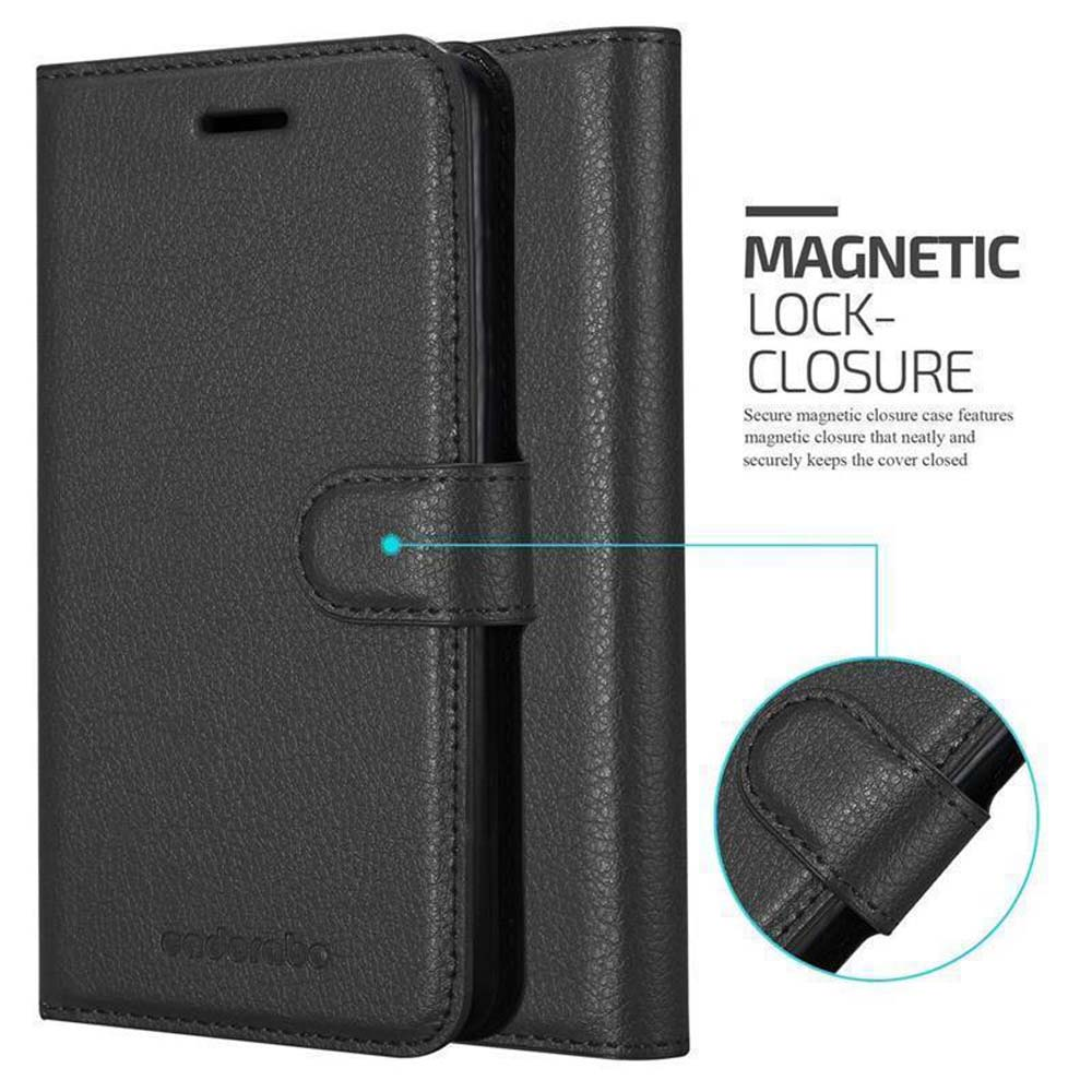 Una custodia per telefono nera chiusa con chiusura magnetica è mostrata in primo piano.