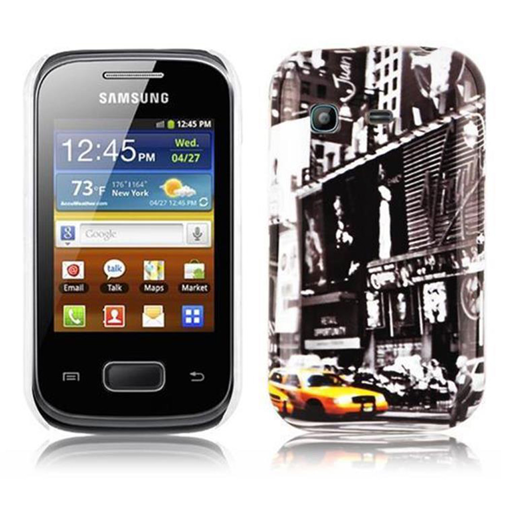 Un telefono Samsung con una custodia. Un lato mostra lo schermo con l'ora e le app. L'altro mostra una scena cittadina.