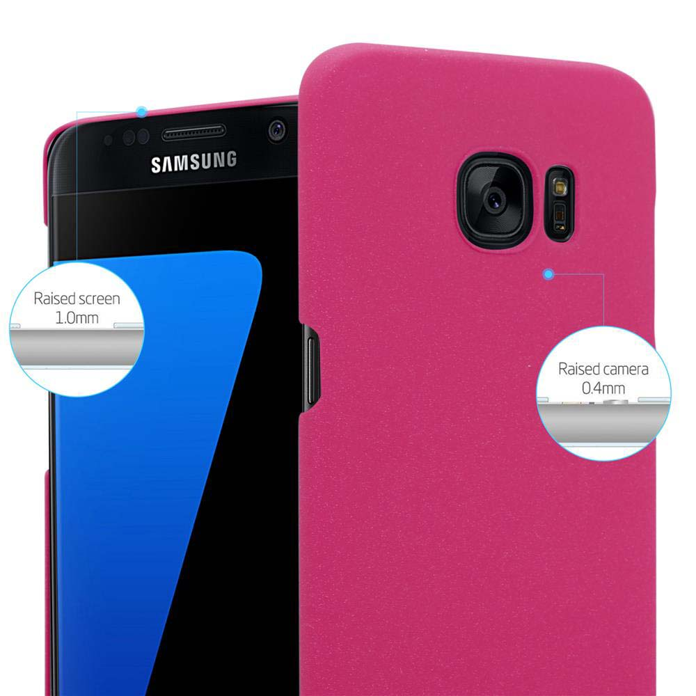 Funda de teléfono rosa con un teléfono dentro. Muestra la pantalla y la cámara elevadas.