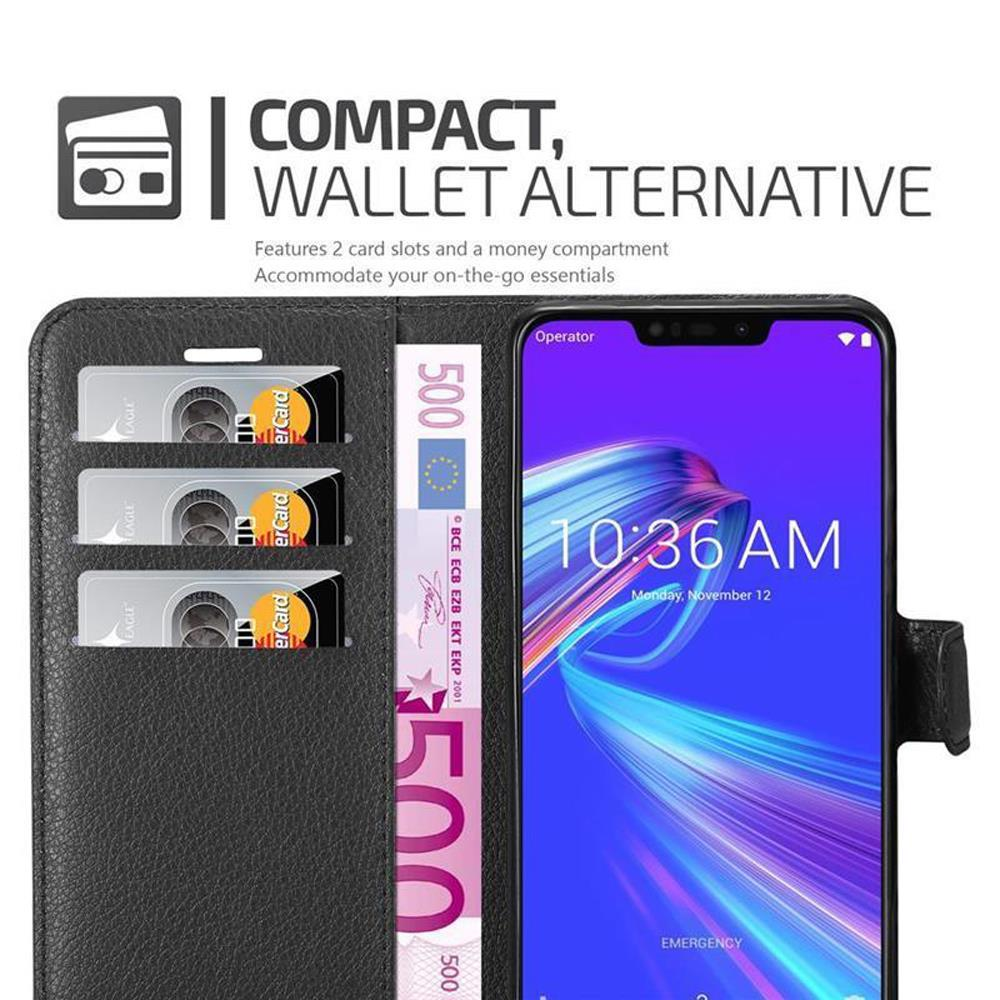Telefono all'interno di una custodia a portafoglio. Il portafoglio ha fessure per carte e uno scomparto per soldi. Lo schermo del telefono mostra l'ora e la data.