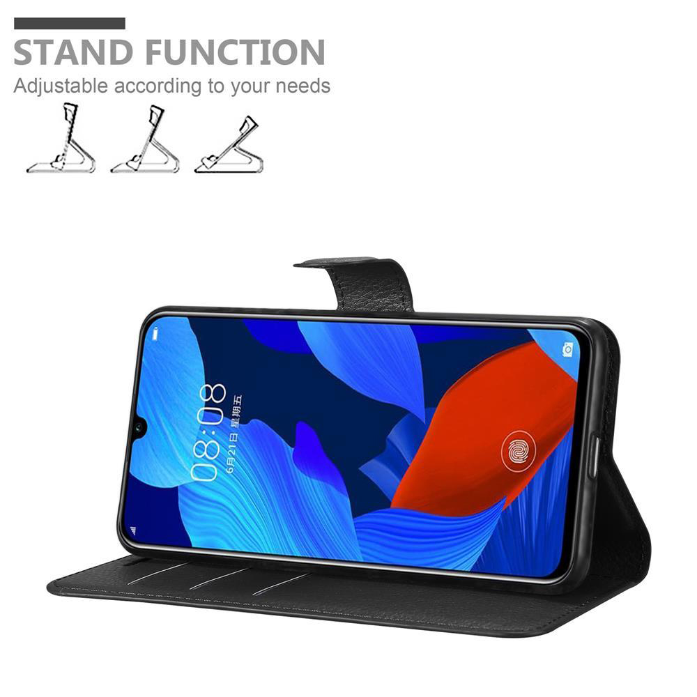 Schwarze Handyhülle mit Telefon im Inneren, mit einer Standfunktion aufgestellt, die einen Telefonbildschirm mit der Uhrzeit zeigt.