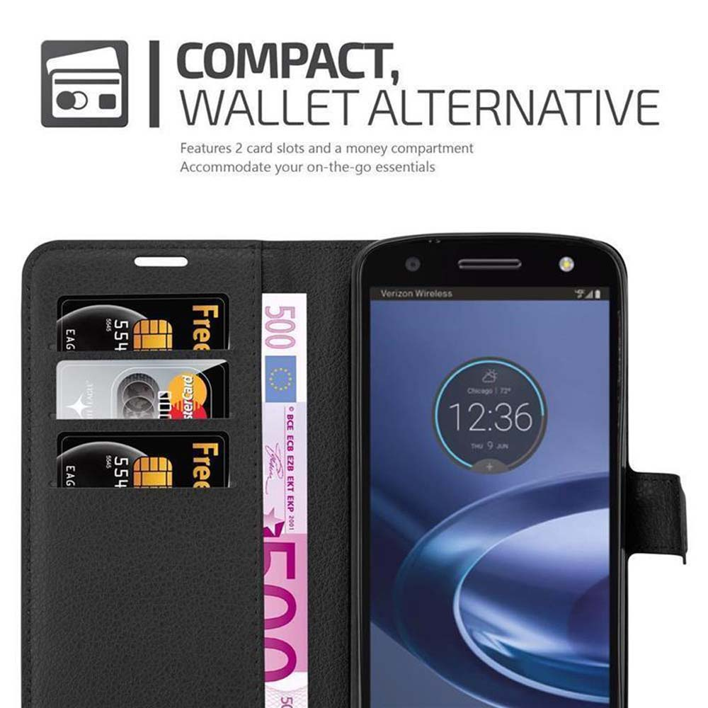 Custodia per telefono con carte e contanti. Custodia nera con carte e un mazzo di banconote in euro.