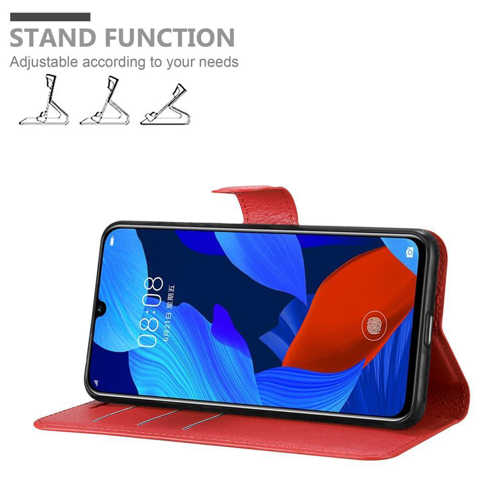 Rote Handyhülle mit geöffnetem Telefon, Uhrzeit auf dem Bildschirm.