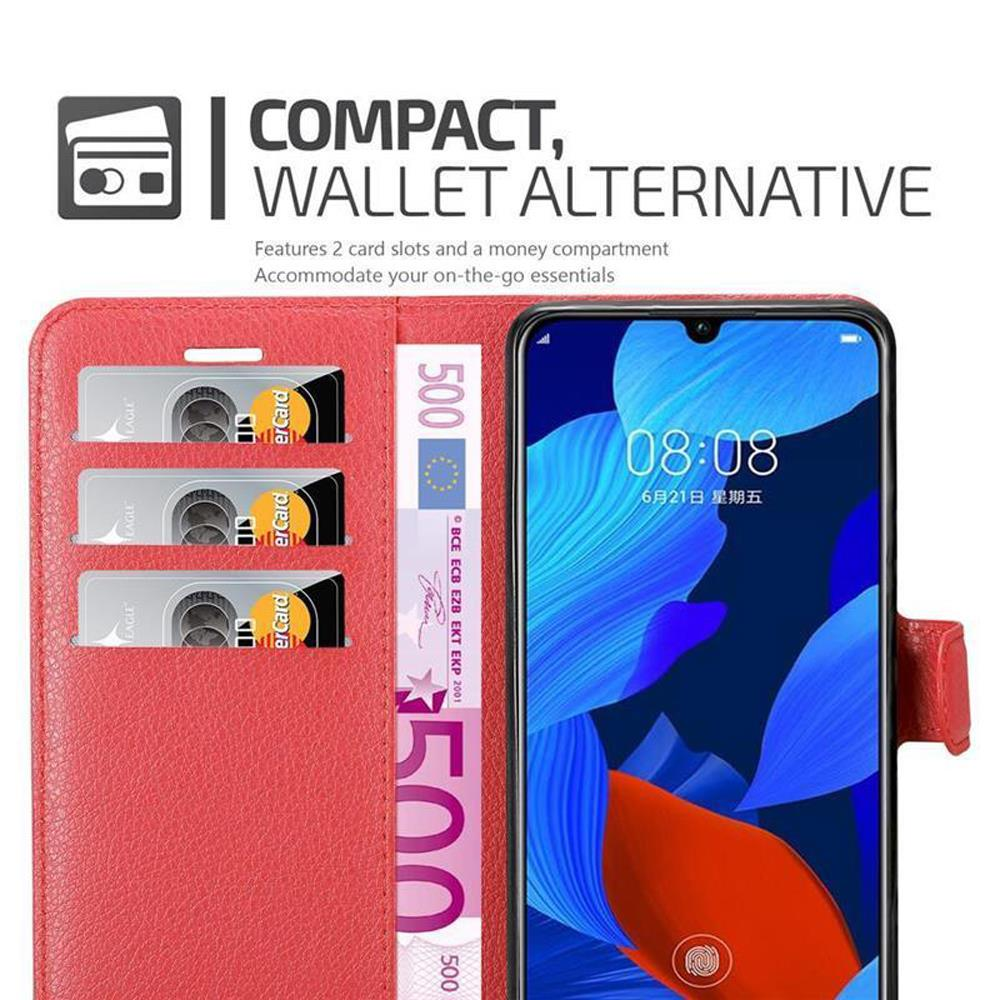Rote Handyhülle mit Karten, Geld und einem Telefon mit Digitaluhr.