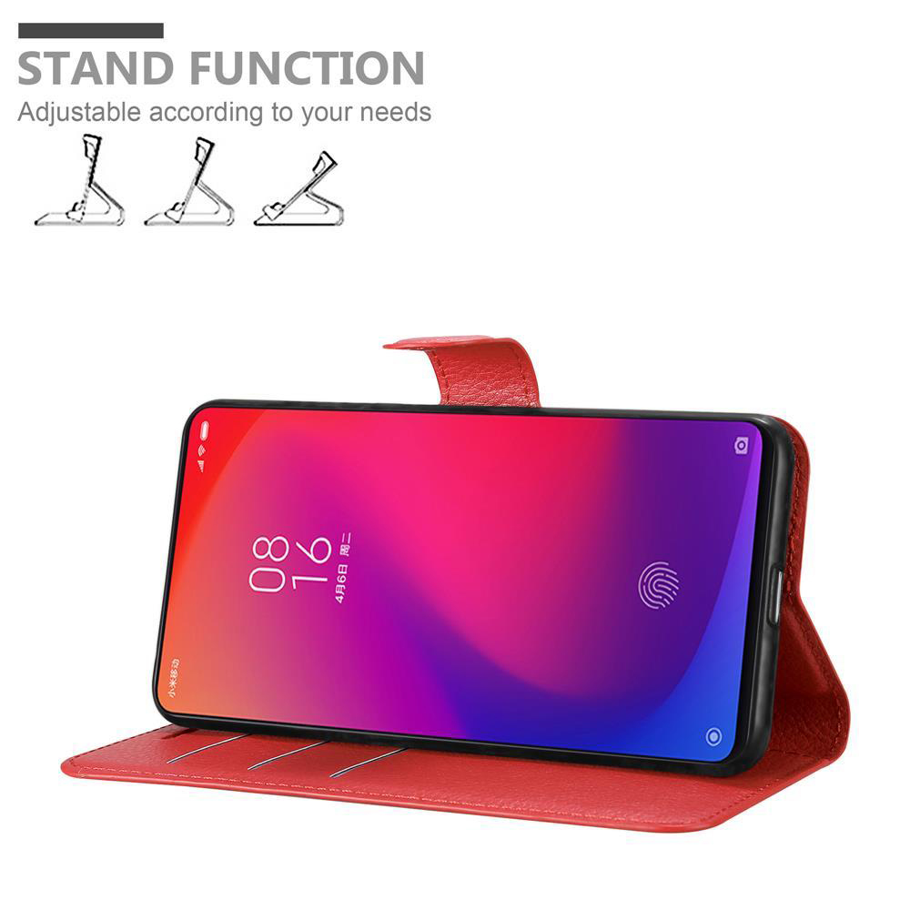 Telefono in custodia rossa, aperto, appoggiato, che mostra lo schermo, con testo della funzione stand.